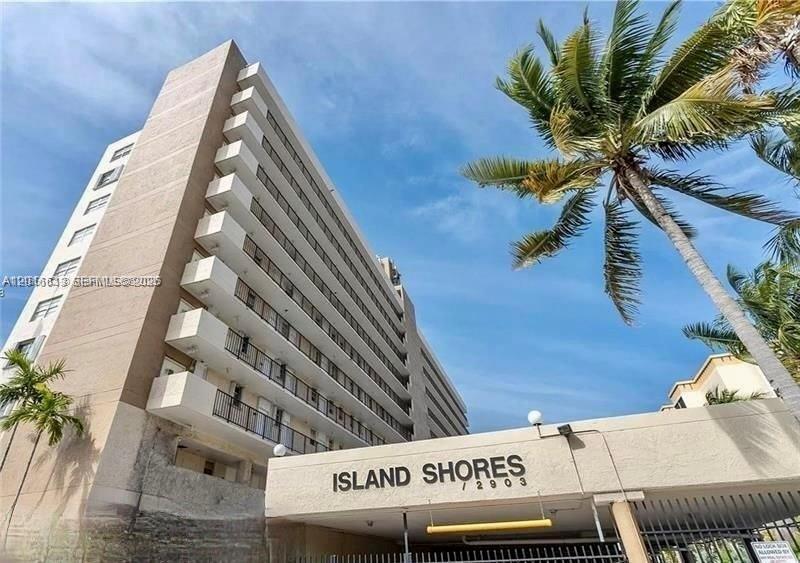 Super deal, 3 bedrooms, with a beautiful water view, the best Location near the beaches and entertainment. Furniture can be included. Excellent conditions. Pool with a barbecue area. Parking assigned with a lot of guest parking.