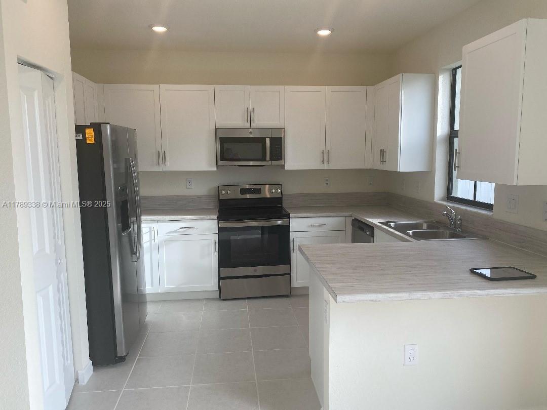 AQUABELLA NORTH REPLAT - Residential Lease