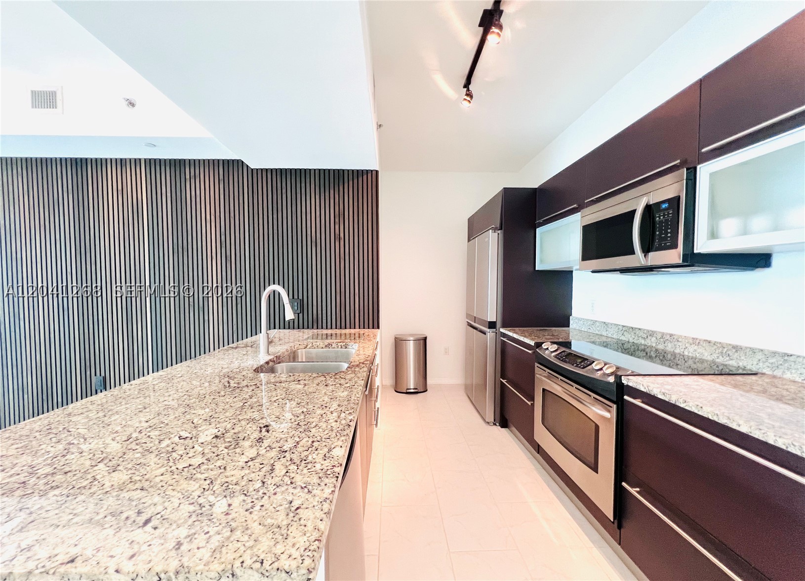 THE PLAZA 901 BRICKELL CO - Residential Lease