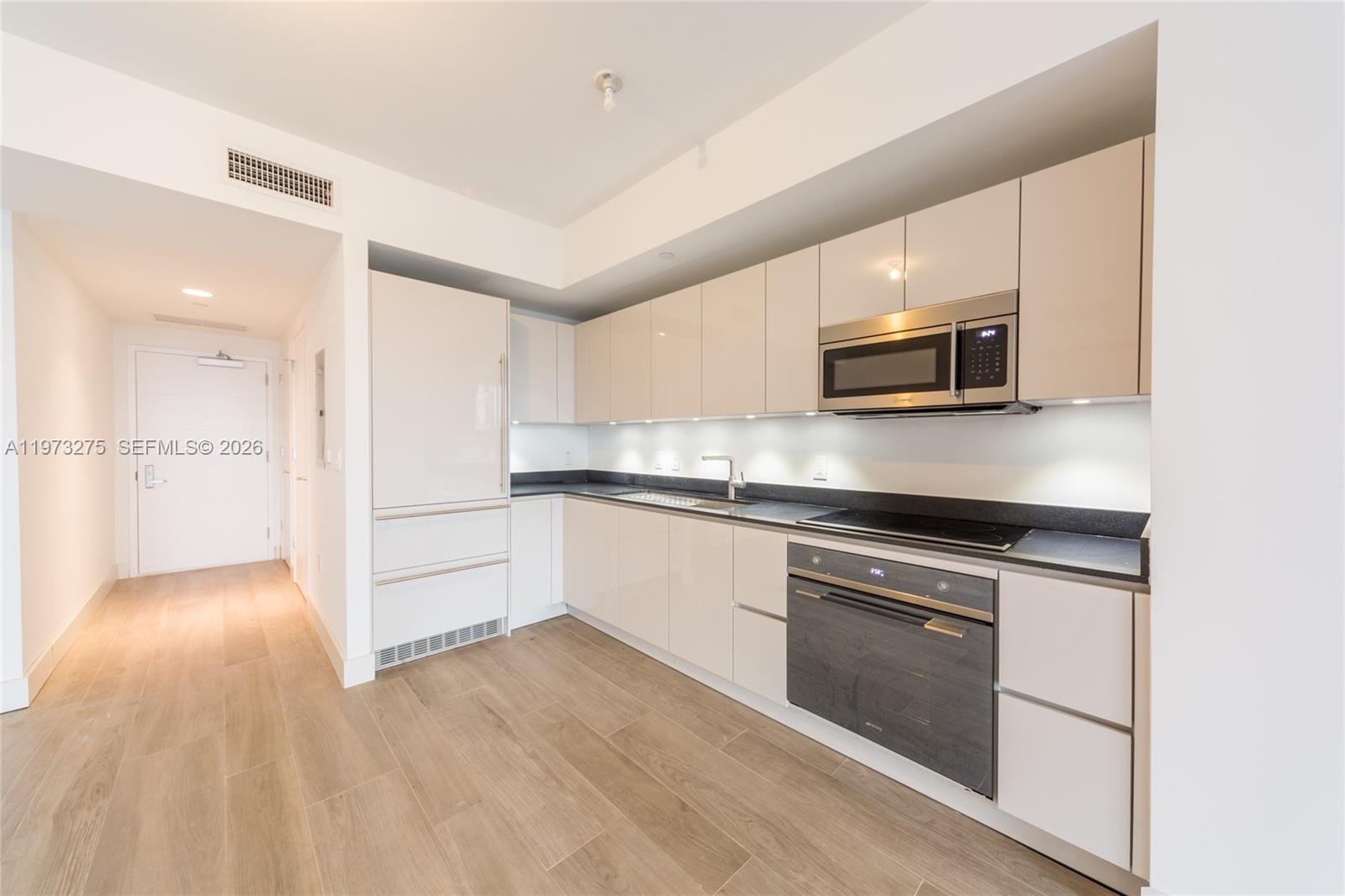 Luxury high rise, 1 bed & 1.5 bath unit at 29th floor in the heart of Brickell. Resort style amenities; indoor pool & roof top pool, basketball court, state of art gym, lounge area, billiard room, SPA with treatment rooms and much more. Walking distance to Brickell City Center, Mary Brickell Village, shops & restaurants.