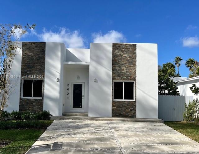 NEW CONSTRUCTION MODERN DESIGN SINGLE FAMILY HOME WITH 4 BEDROOMS AND 2.5 BATHROOMS AND
LARGE BACKYARD LOCATED IN FORT LAUDERDALE CLOSING TO SHOPPING CENTERS AND MAJOR AVENUES. THIS
BEAUTIFUL HOUSE HAS PLENTY OF SPACES WITH NATURAL LIGHT THAT YOU WILL ENJOY EVERY DAY WITH YOUR
FAMILY