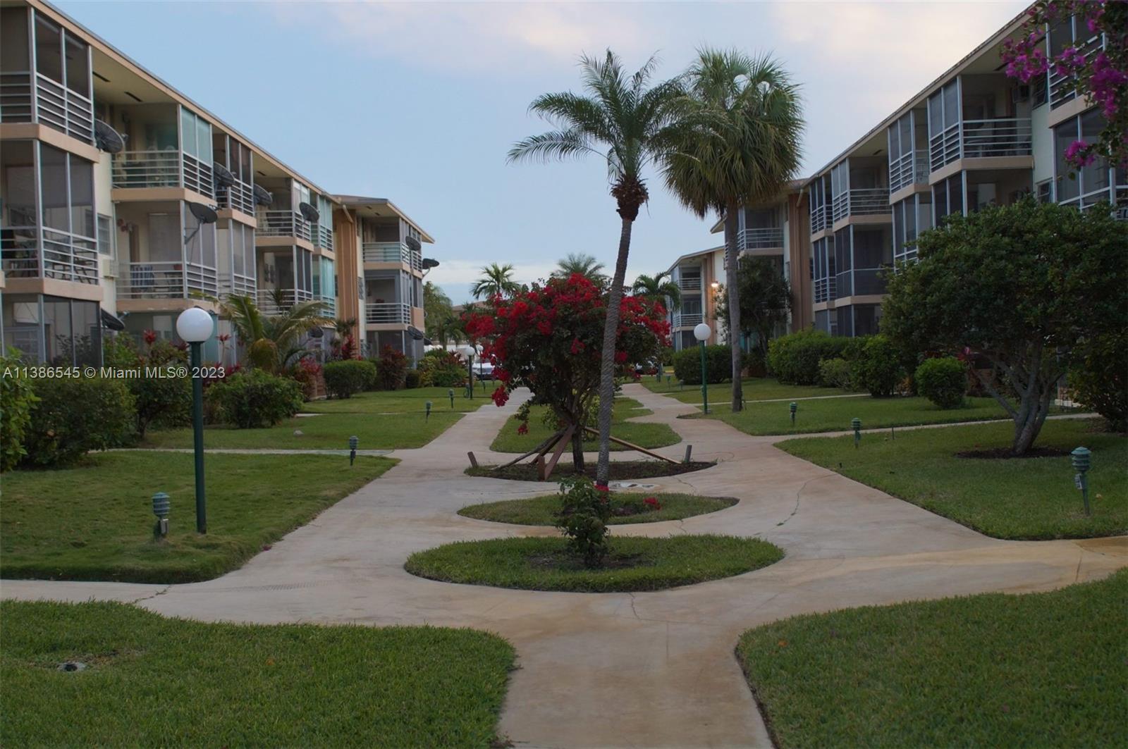 Enjoy this beautiful condo, located in the heart of North Miami Beach, close to a shopping, minutes away from the beach, restaurants, movie theater and main highways. Great complex to call home, many activities, 55+ older community.