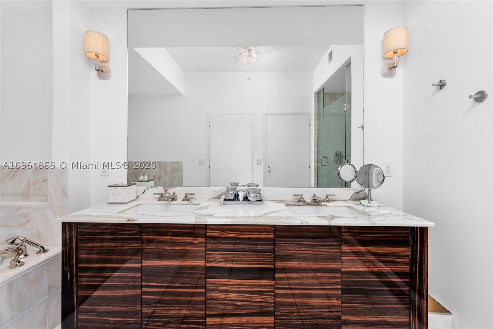 CONTINUUM ON SOUTH BEACH - Residential