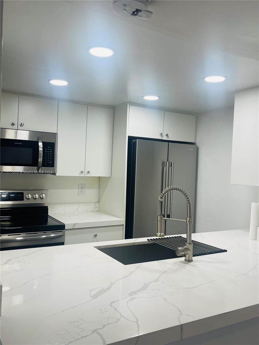 PEPPERMILL KENDALE LKS W - Residential Lease
