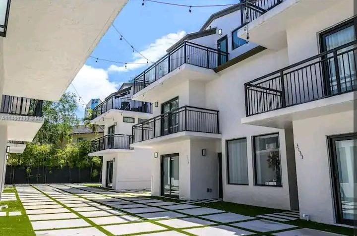 GRAPE TREE TOWNHOUSE COND - Residential Lease