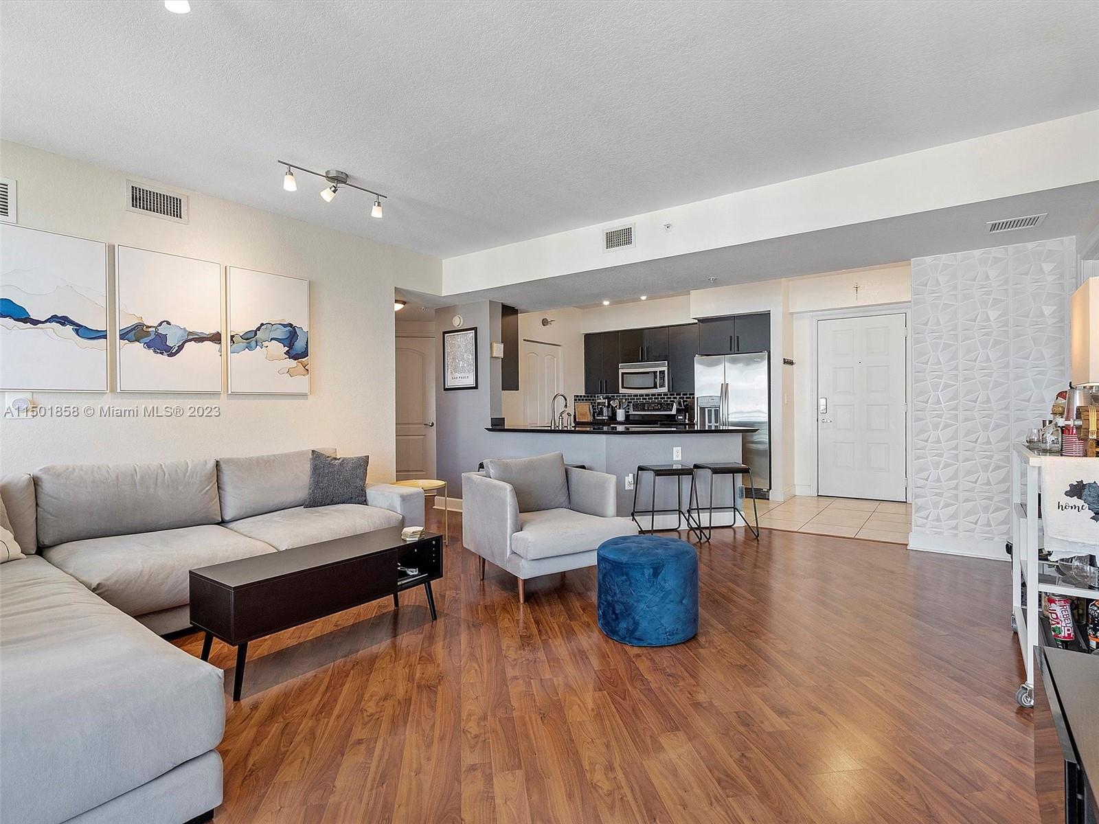 RADIUS CONDO - Residential