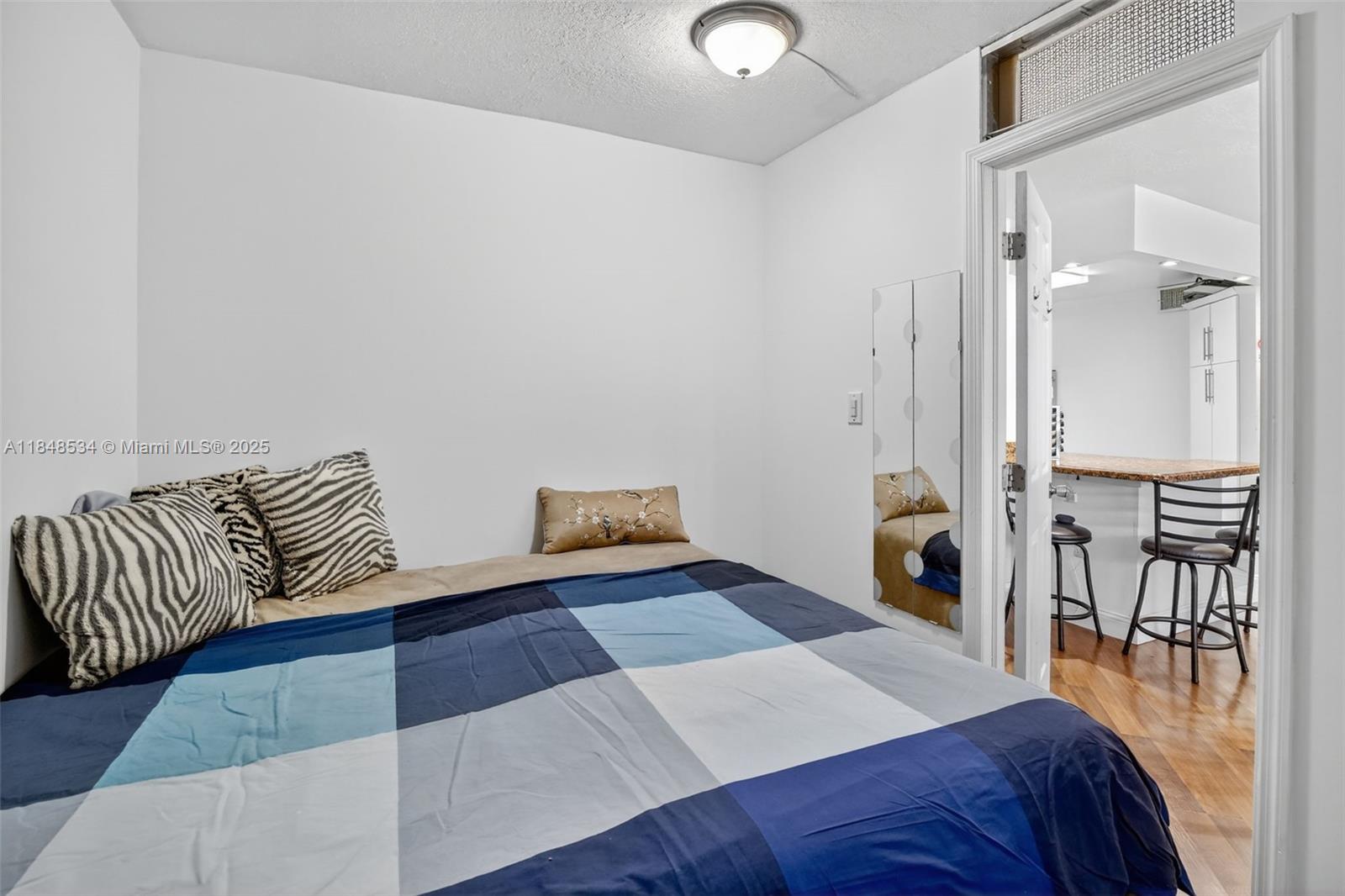 COMMODORE PLAZA CONDO - Residential