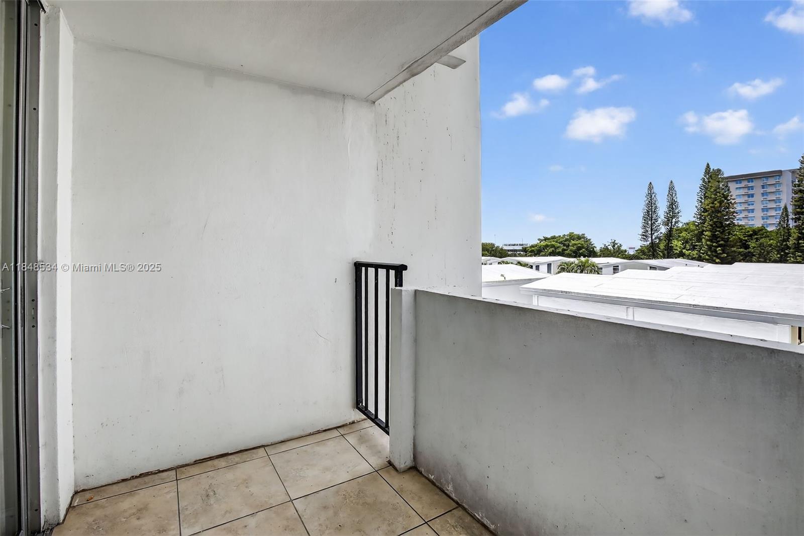 COMMODORE PLAZA CONDO - Residential