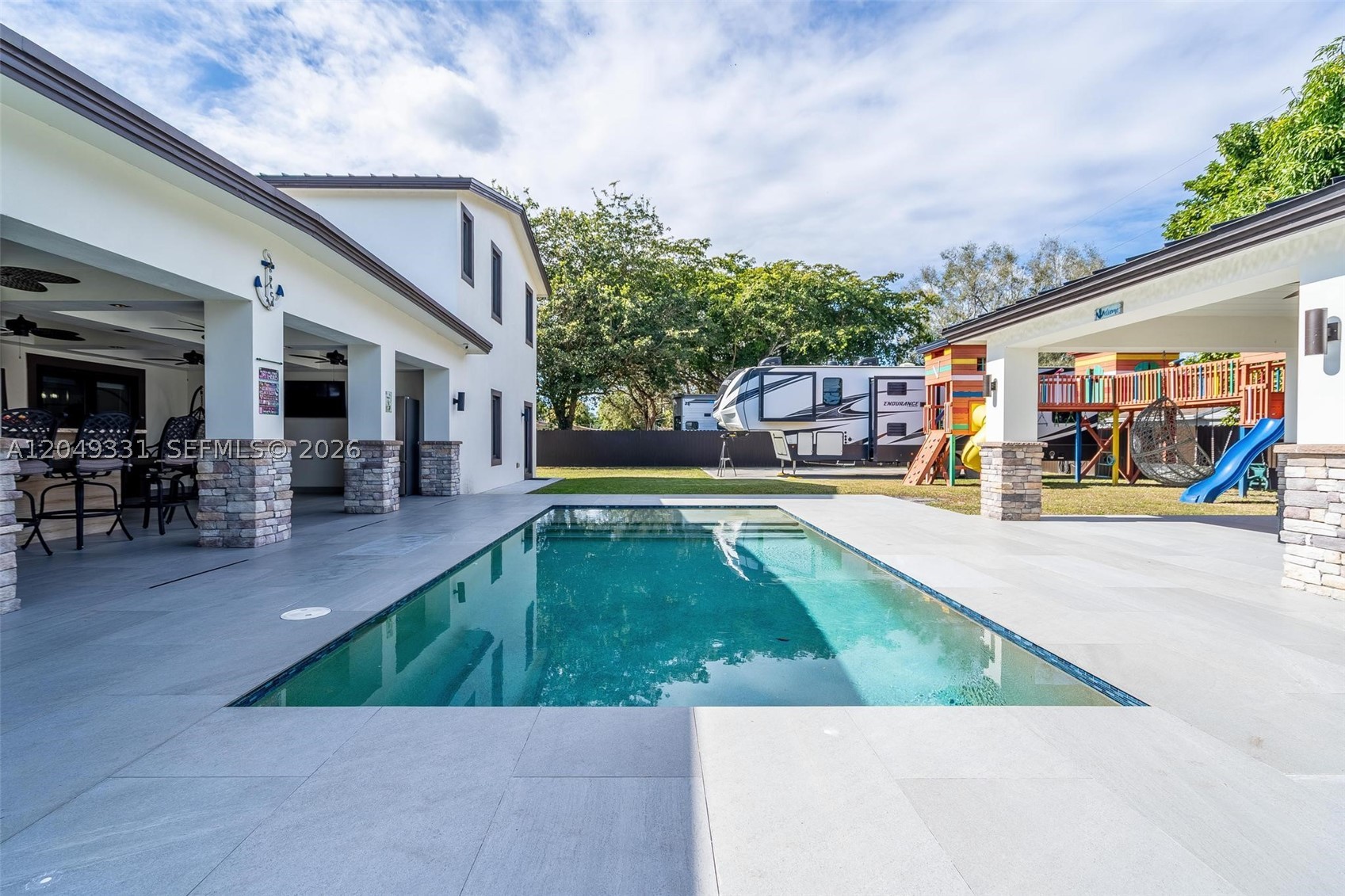 CLUB MANOR - Residential