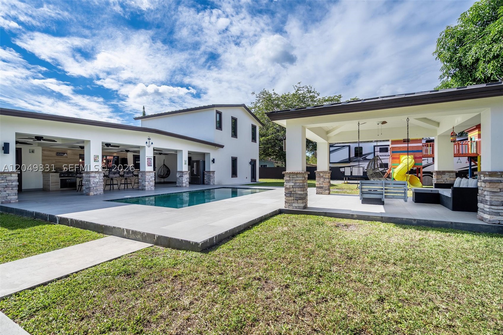 CLUB MANOR - Residential