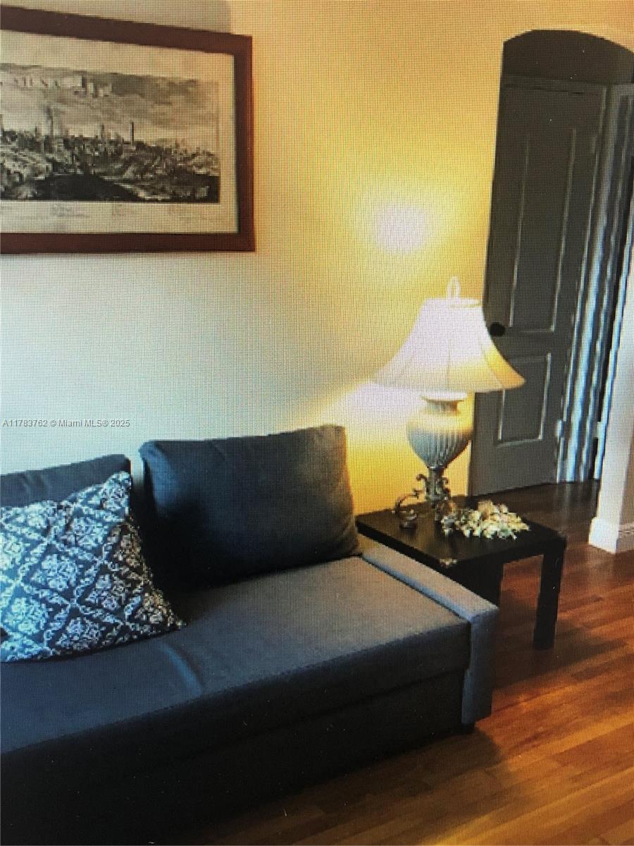 Old World Charm in the heart of Coral Gables. Lovely One bedroom/one bath, wood floors, kitchen with granite counter tops. Easy access to University of Miami, hospitals, Miami Airport, Merrick Park, Miracle Mile and more.
Residential Parking Zone.