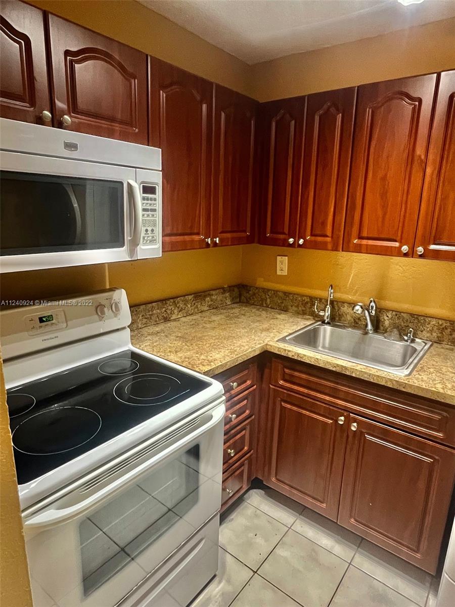 LOS PALACIOS BY MIAMI LAKE - Residential