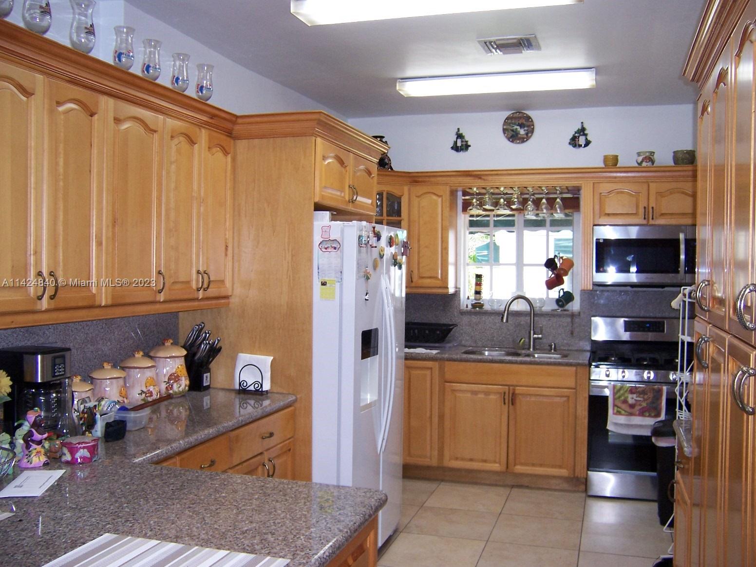 AMD PLAT OF SUNSET LAKE S - Residential Lease