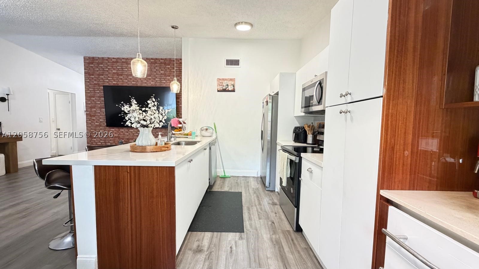 RICHMOND TOWNHOUSE - Residential