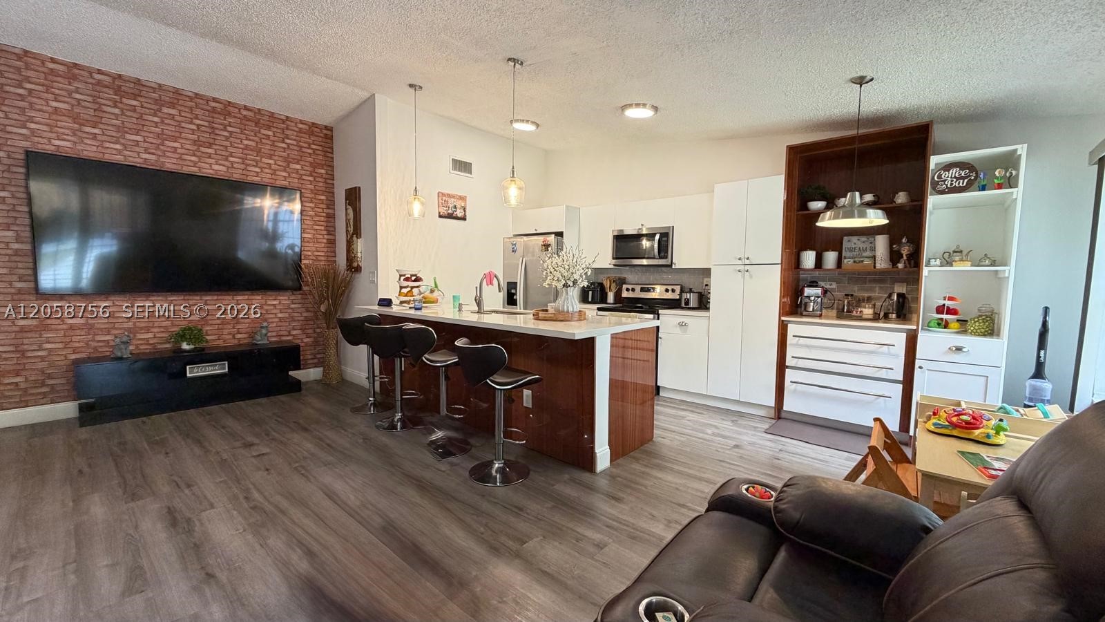 RICHMOND TOWNHOUSE - Residential