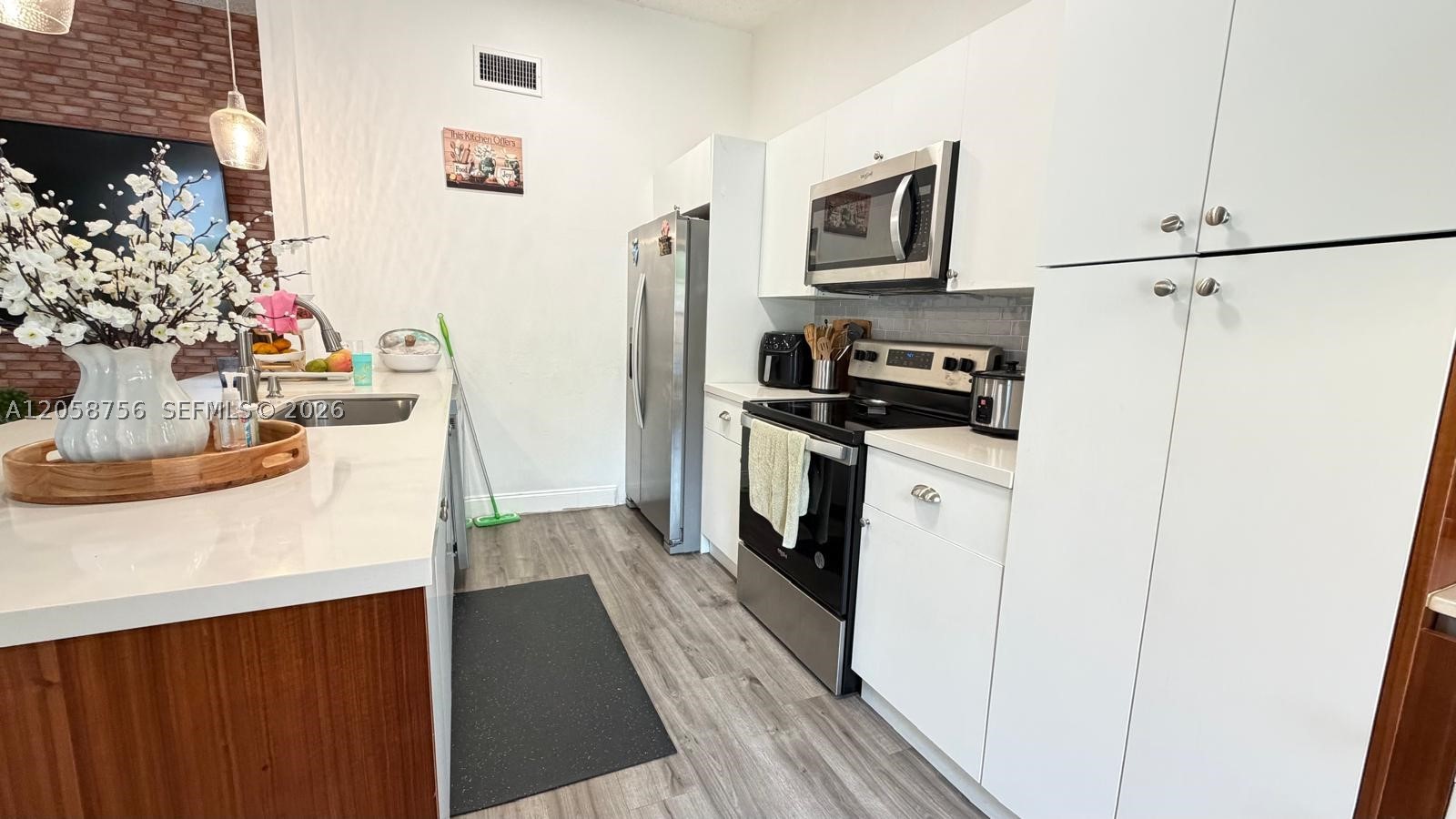 RICHMOND TOWNHOUSE - Residential