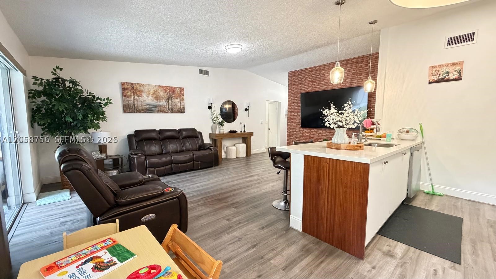 RICHMOND TOWNHOUSE - Residential
