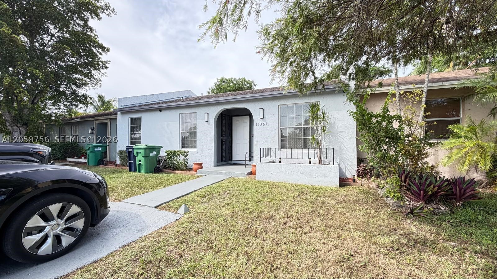 Turn-key perfection! Beautifully updated townhouse offering a spacious layout, brand-new kitchen, stylishly renovated bathrooms, and in-unit laundry. Enjoy indoor-outdoor living with a huge, private backyard perfect for pets, play, and summer BBQs. Move right in and start living!