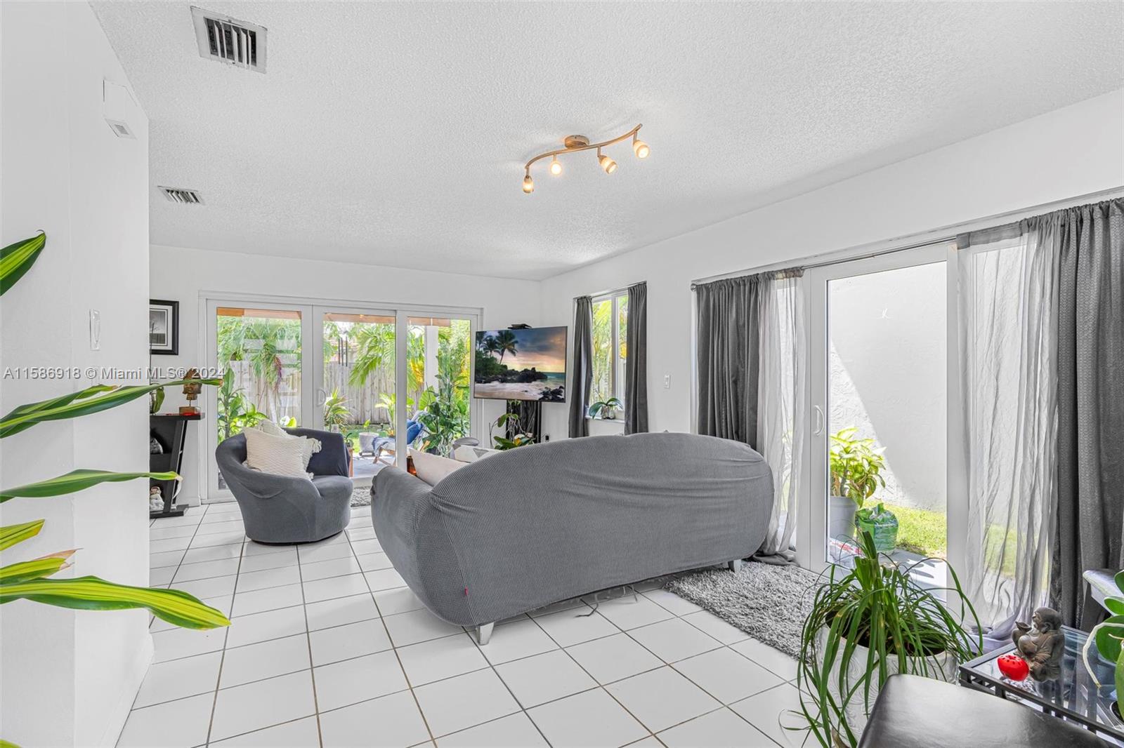 ROGER HOMES - Residential Lease