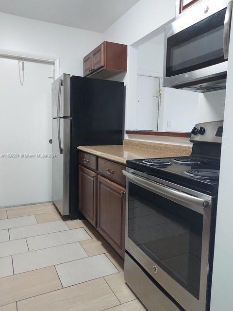 RESIDENCES @ THE FALLS CO - Residential Lease