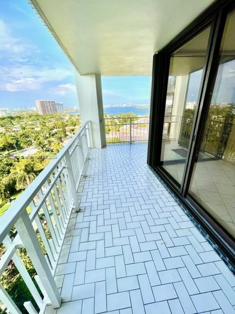 TOWERS OF QUAYSIDE CONDO - Residential