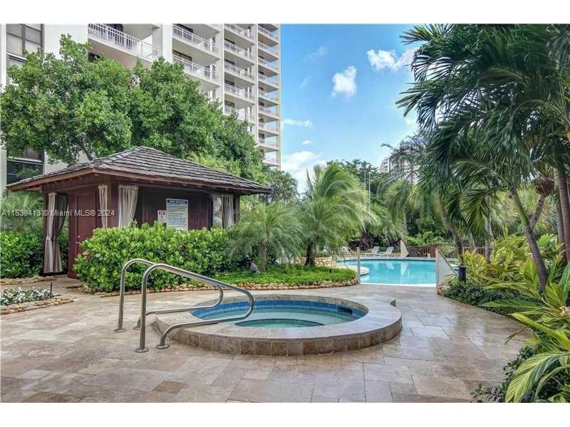 TOWERS OF QUAYSIDE CONDO - Residential