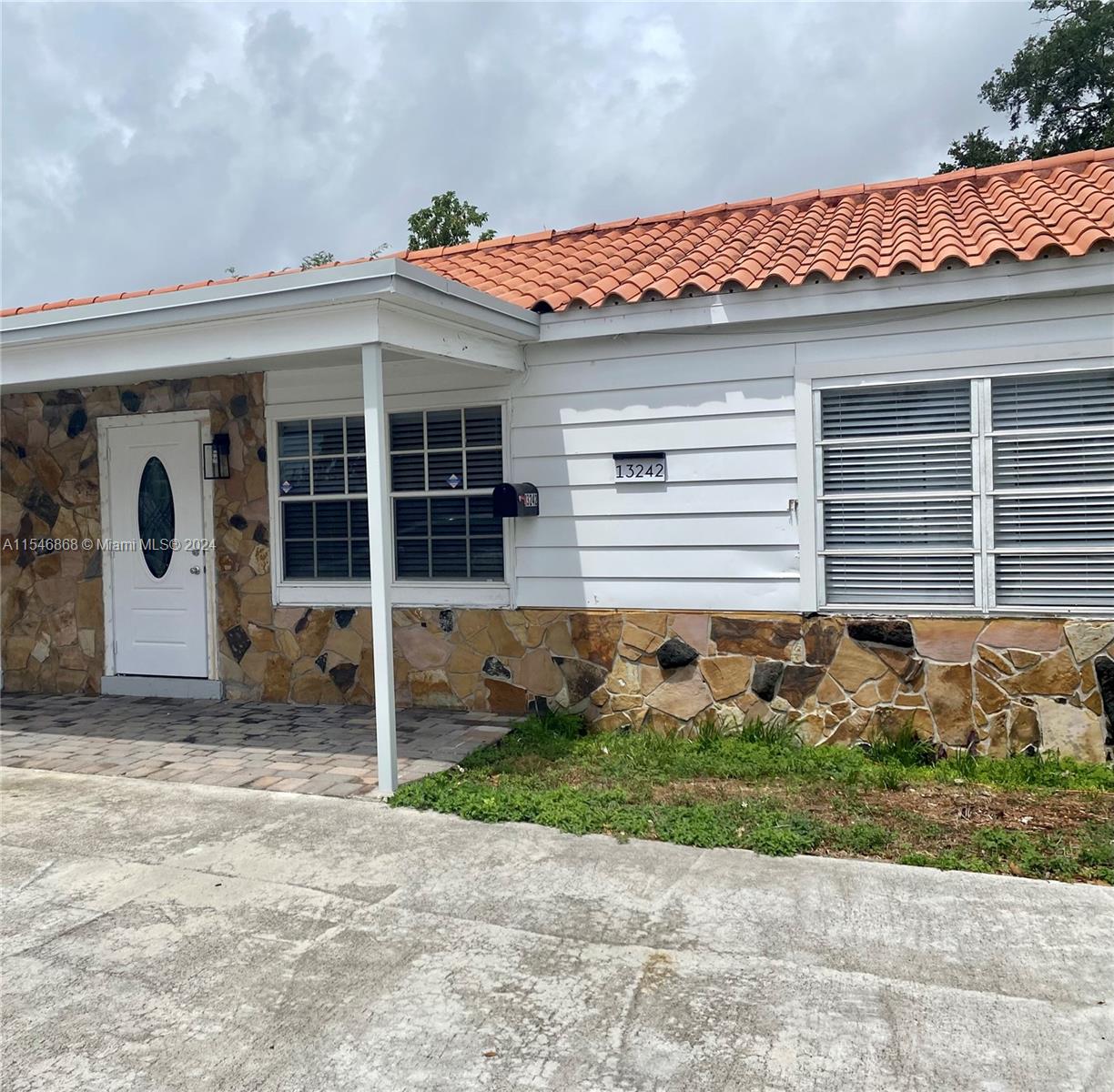 Do not miss the opportunity to rent minutes away from the beach, shopping plazas, hospital, universities and so much more. Washer and Dryer inside. Tile floors throughout unit. Fully fenced private patio and plenty of space for parking including parking on the gated side of the property. Easy to show. Use Showtime for showing instructions.
Fast approval!
Requirements: SD, last, first month, clean background and clean eviction record, 3 last paystubs or bank statements, pet deposit, rental application, 650 min. credit score.