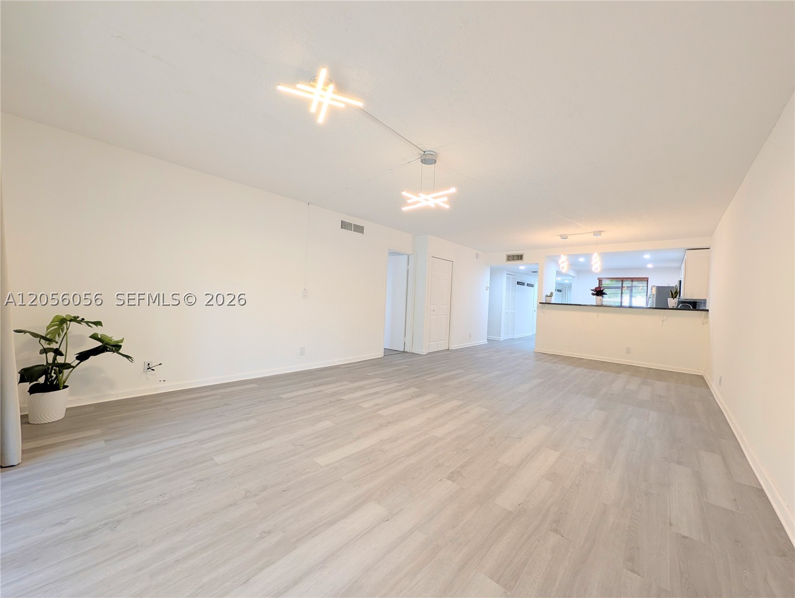 RACQUET CLUB APTS AT BONA - Residential