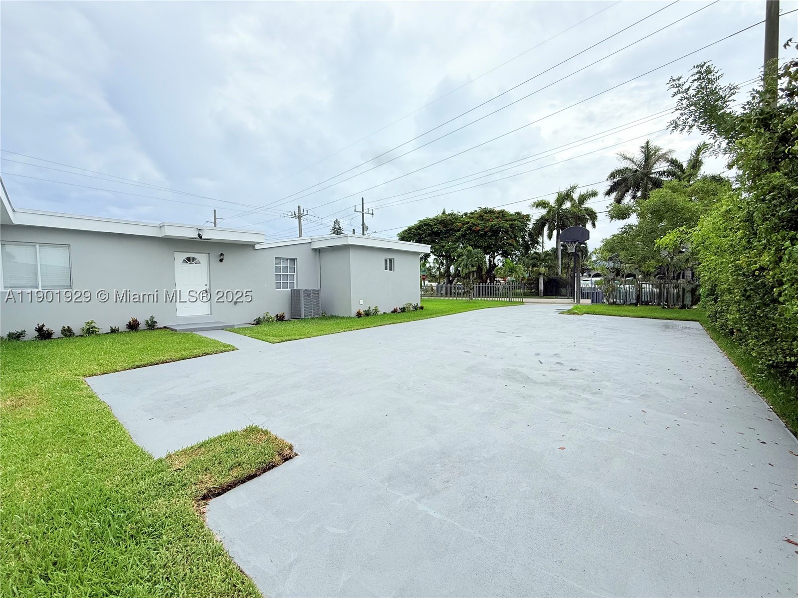 Stunning fully remodeled 5-bedroom,4-bath,2-kitchen-Two laudry in the heart of West Park,Real 2,190 sq.ft.
living area. Flexible layout can function as two separate residences.
Features a new roof with permit.new A/C with new ducts,complete interior remodel, new electrical panel, feeder
wire, and full house rewiring.new 2 unit water heaters, smoke detectors, new water pipe lines,and new sewer linesto city connection.Additional highlights: new interior/exterior doors, flooring,baseboards, two fully remodeled
kitchens with hardwood cabinets,new electrical and plumbing fixtures, fresh stucco,inte./ext. paint, new driveway
finish,newsprinkler system.One electric meter and one water meter, with two separate interior electrical panels.A
must see!
