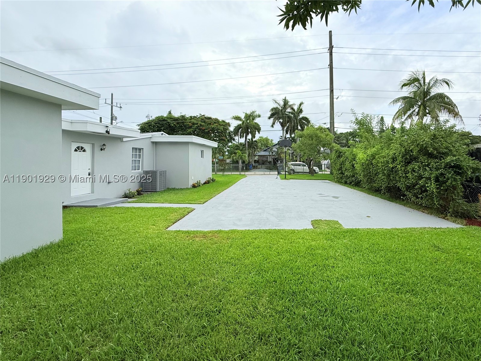 Stunning fully remodeled 5-bedroom,4-bath,2-kitchen-Two laudry in the heart of West Park,Real 2,190 sq.ft.
living area. Flexible layout can function as two separate residences.
Features a new roof with permit.new A/C with new ducts,complete interior remodel, new electrical panel, feeder
wire, and full house rewiring.new 2 unit water heaters, smoke detectors, new water pipe lines,and new sewer linesto city connection.Additional highlights: new interior/exterior doors, flooring,baseboards, two fully remodeled
kitchens with hardwood cabinets,new electrical and plumbing fixtures, fresh stucco,inte./ext. paint, new driveway
finish,newsprinkler system.One electric meter and one water meter, with two separate interior electrical panels.A
must see!