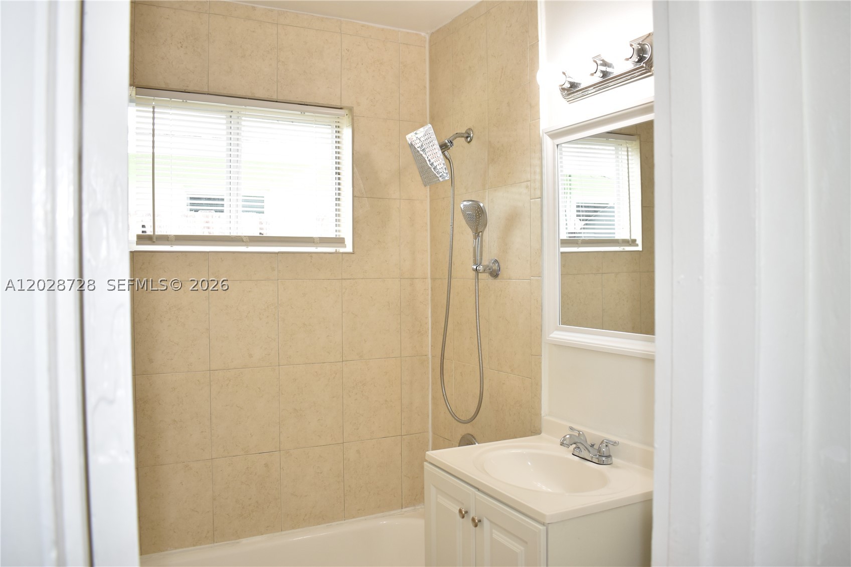 932 MOFFETT CONDO - Residential Lease