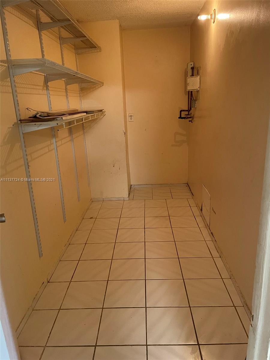 NARANJA LAKES CONDO NO 5 - Residential