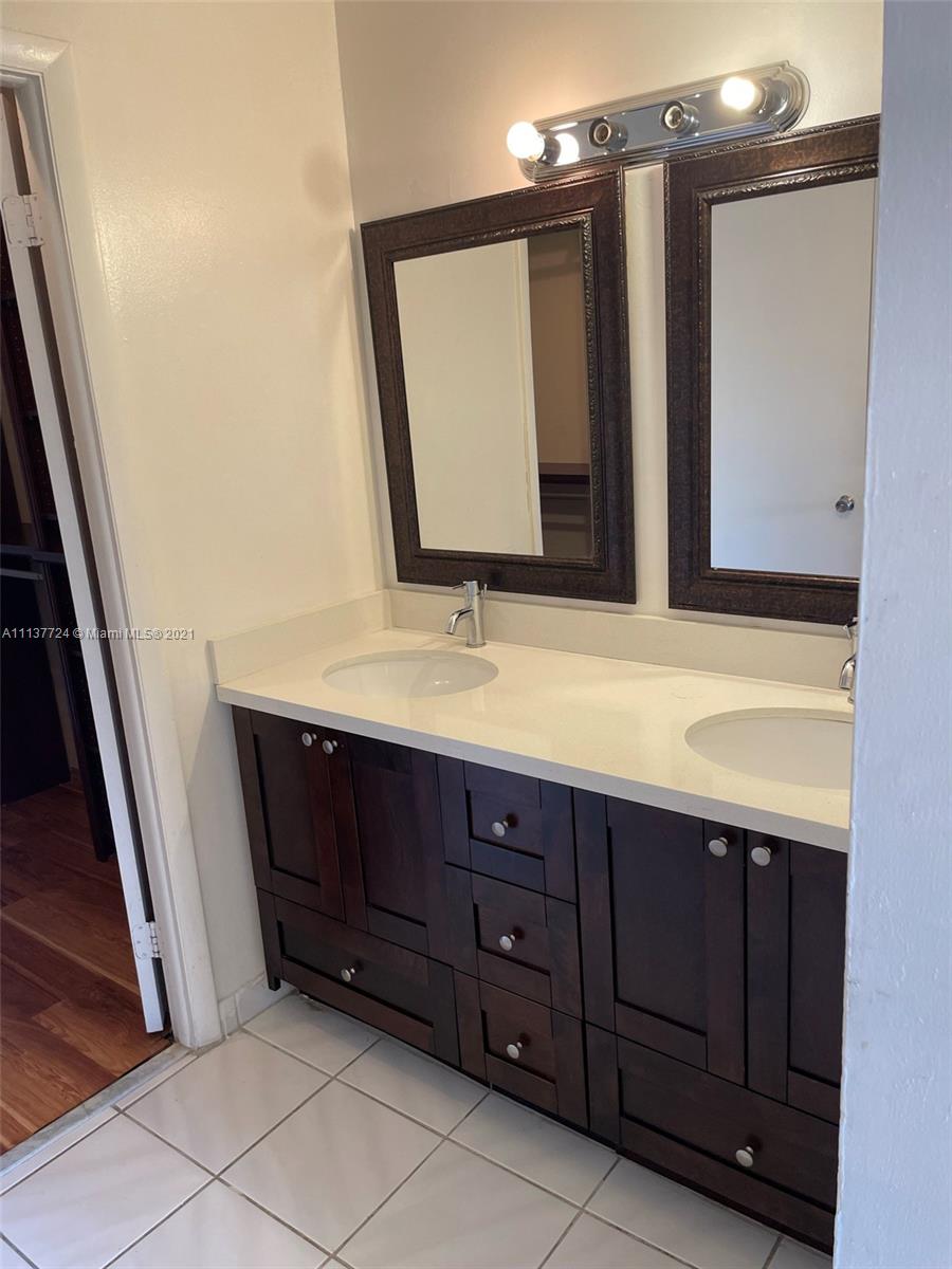 NARANJA LAKES CONDO NO 5 - Residential