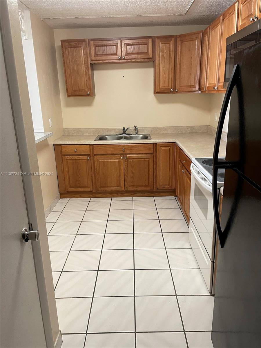 NARANJA LAKES CONDO NO 5 - Residential