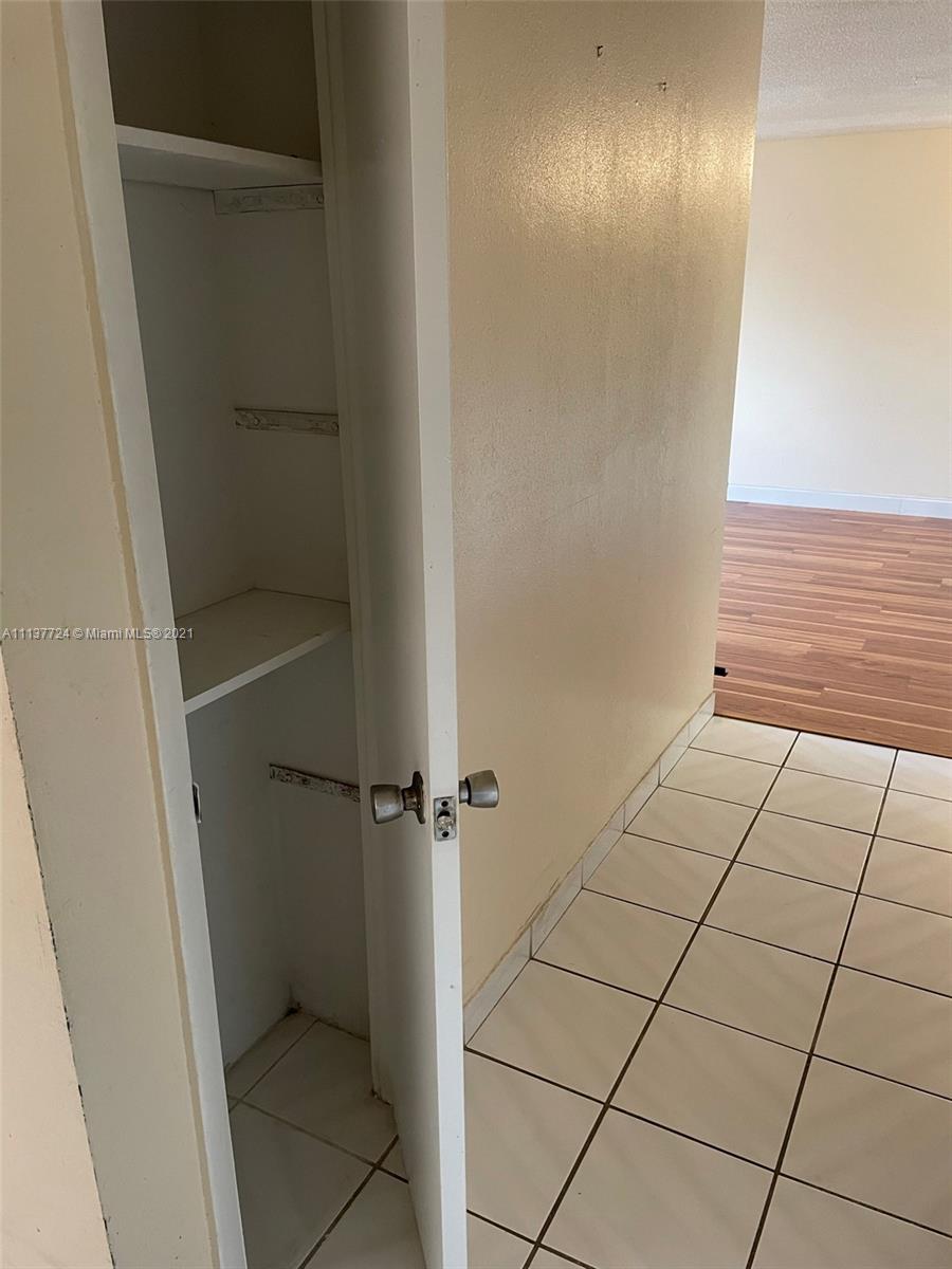 NARANJA LAKES CONDO NO 5 - Residential
