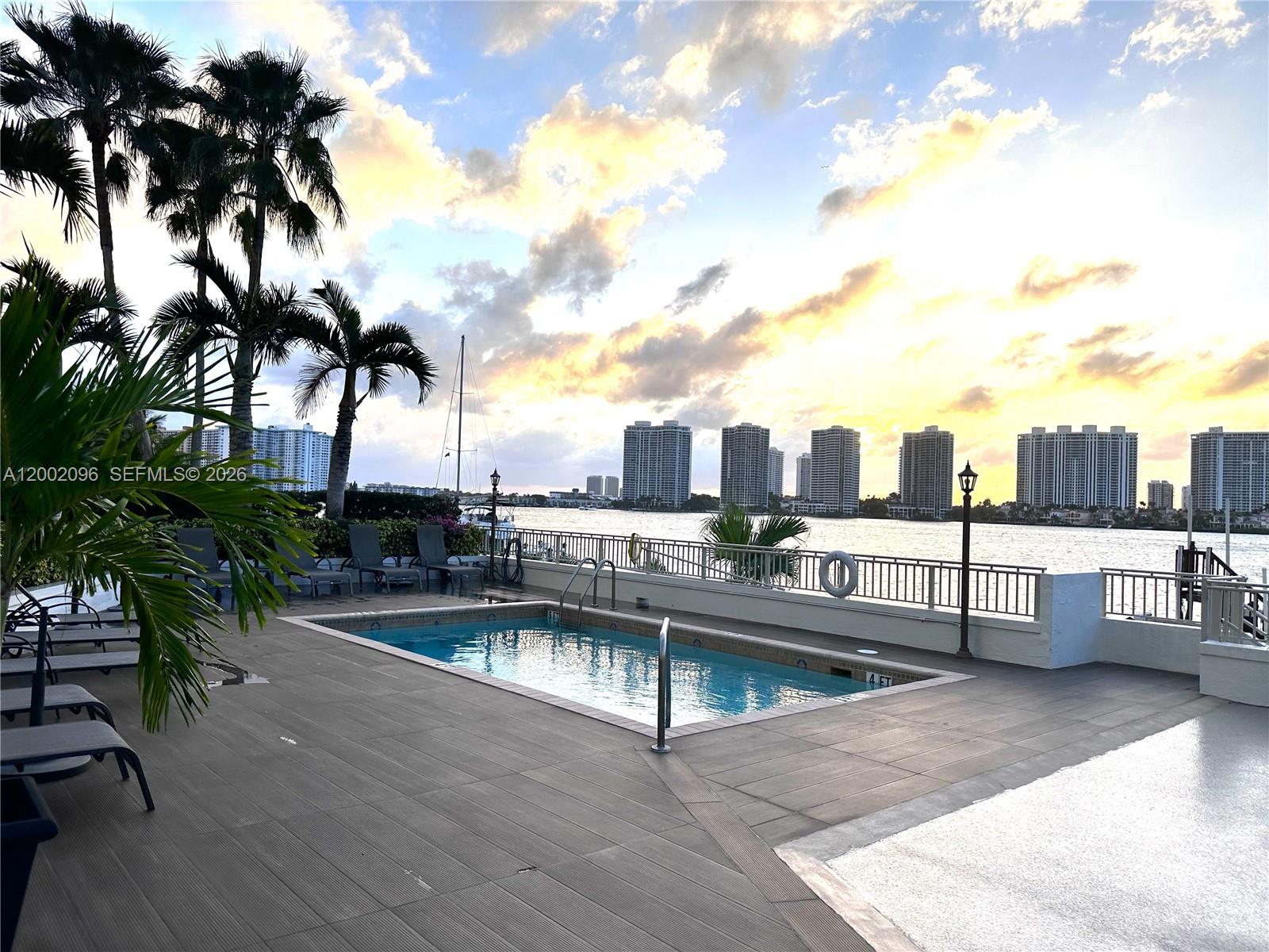 LE MONTCALM CONDO - Residential