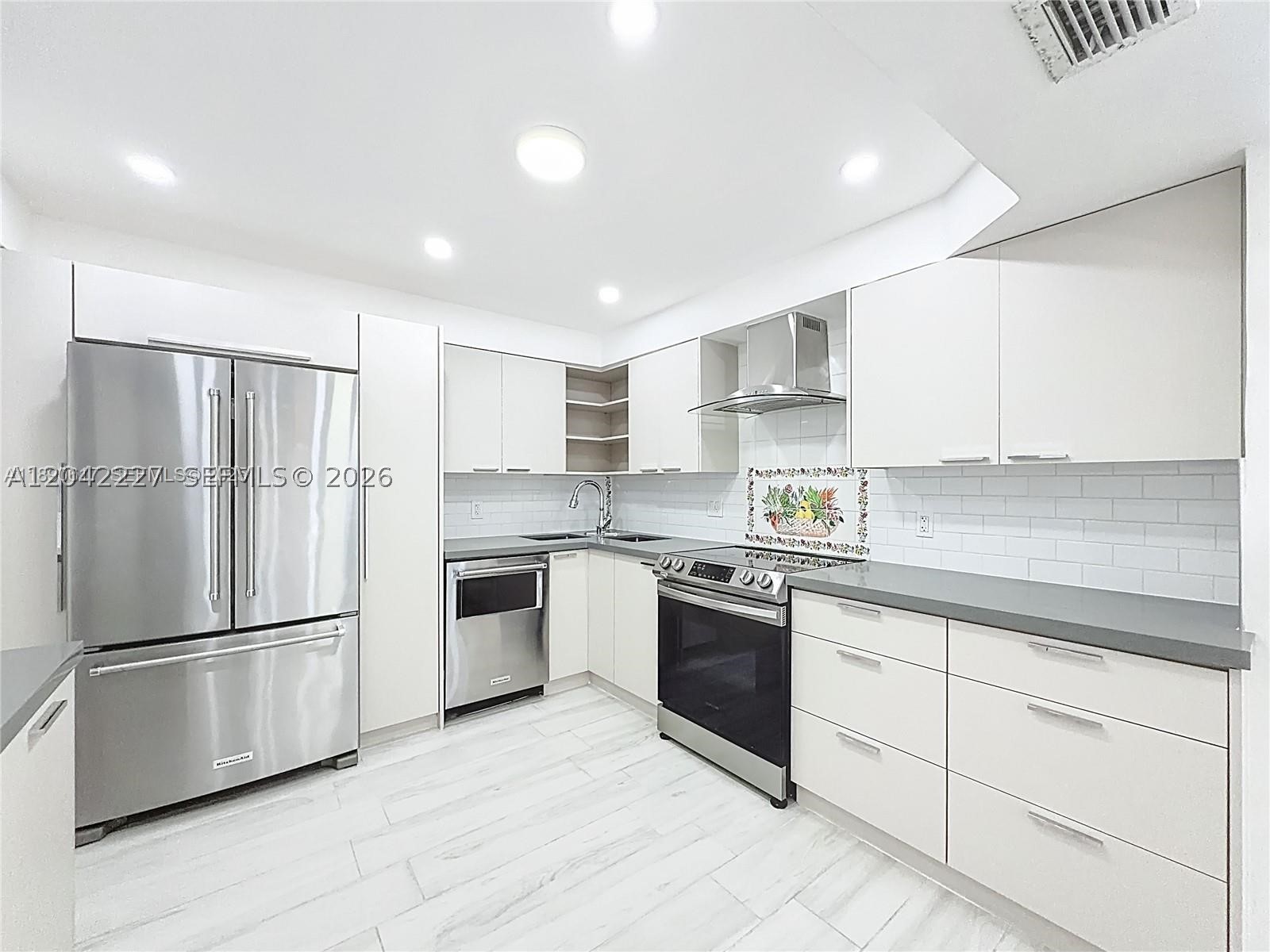WINSTON TOWERS 100 CONDO - Residential