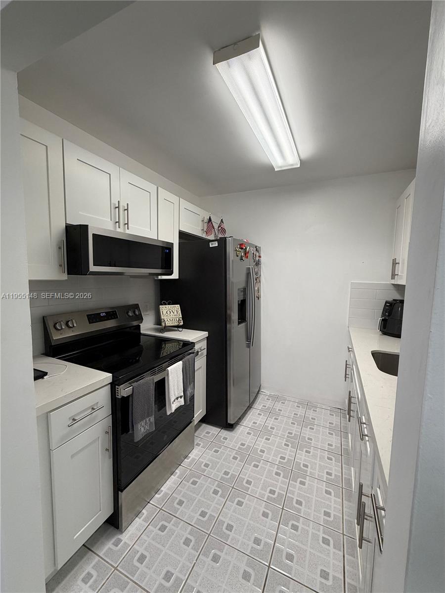 Amazing Apartment remodeled 1 BEDROOM, 1.5 BATHROOMS. You can’t miss this INVESTEMENT OPPORTUNITY!! COMMUNITY FOR OLDER PERSONS 55+ COURTESY BUS TRANSPORTATION, CLUBHOUSE,THEATER,GYM,SECURITY 24/7,NURSES 24/7 AND LOTS OF AMENITIES TO ENJOY!!!!!!!!!!!!!!!!!