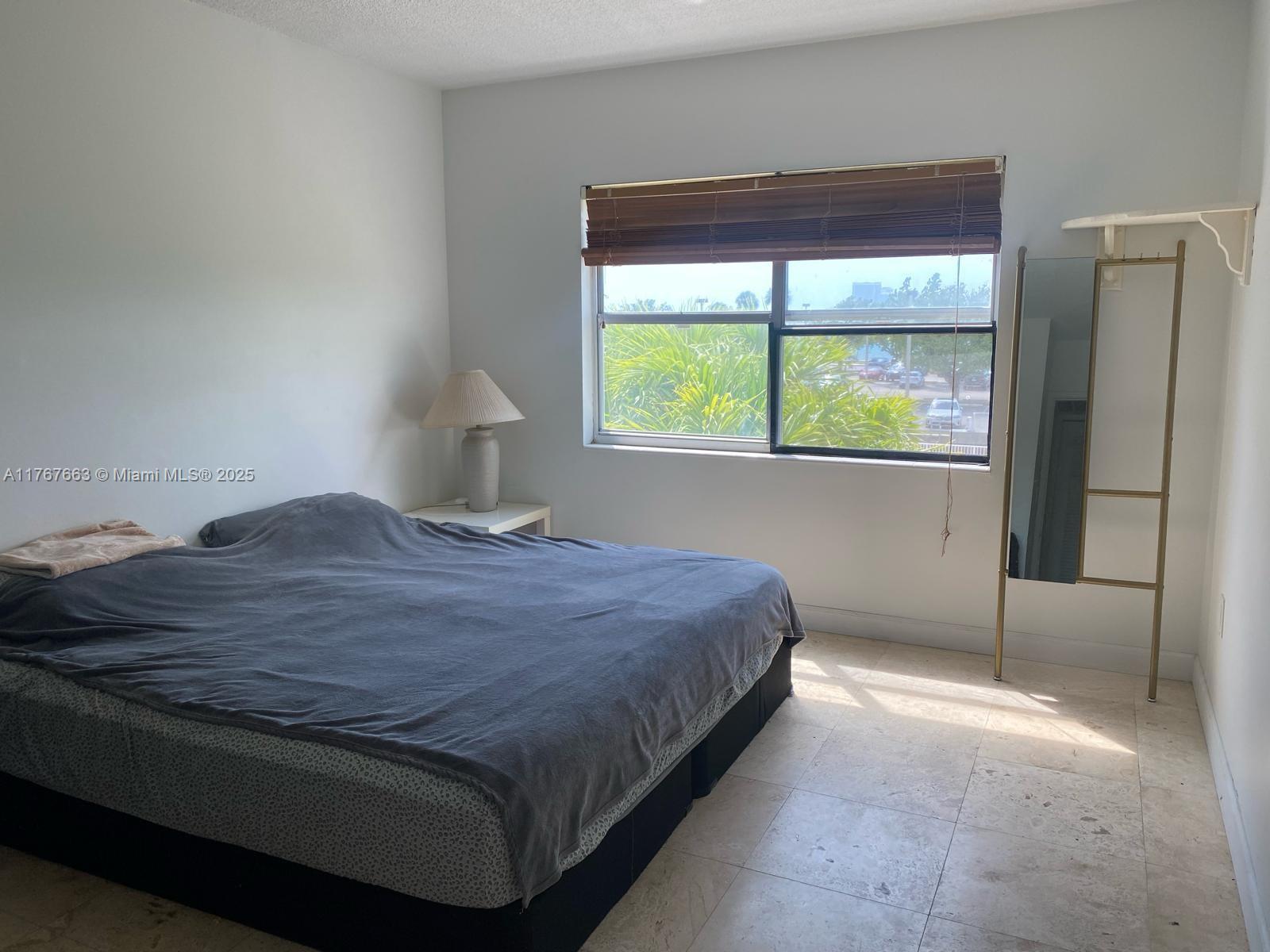 1/1 unit with a gorgeous view with a intracoastal bay. Secure building with a gated community with beauty salon, cafe, exercise room, convenience store, pool, etc. Very close to the beach.
