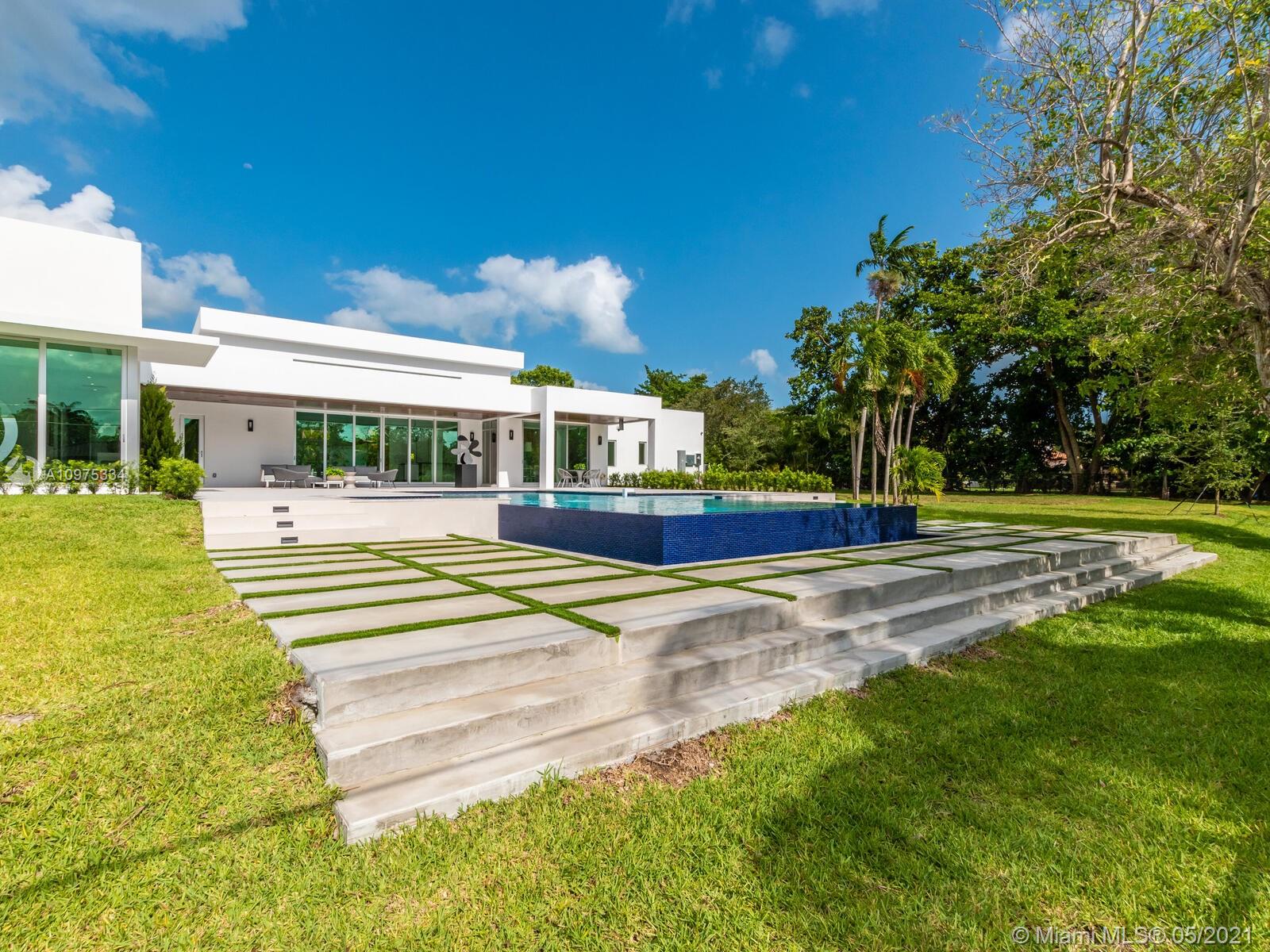 TOWN & RANCH ESTS - Residential
