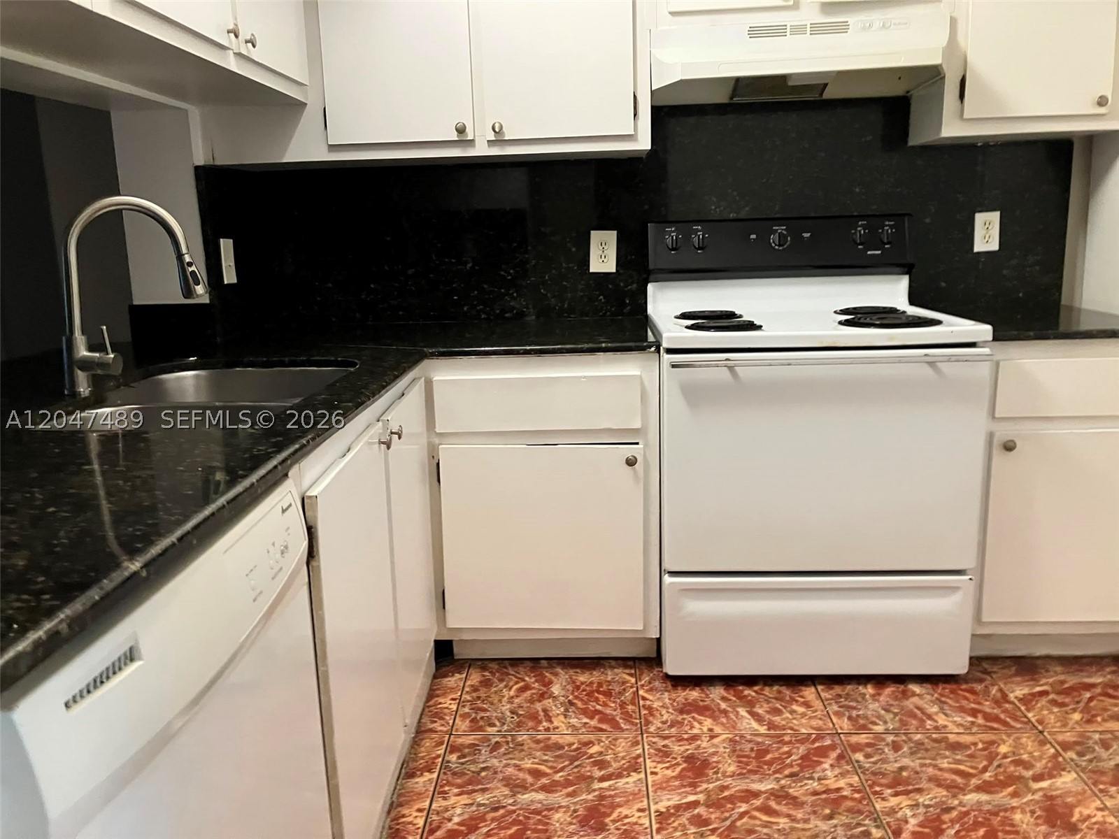 LAKE POINTE CONDOMINIUM N - Residential Lease