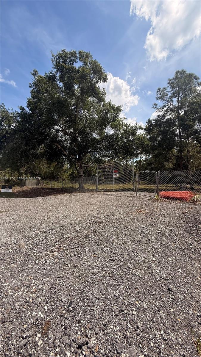 Beautiful 1.25-acre lot for sale in Montura Ranch Estates. This spacious property is fully fenced and already has the driveway completed, saving you time and preparation costs. Located in a no flood zone with no wetlands, this lot offers a great opportunity to build your dream home, place a mobile home, or invest in one of South Florida’s growing rural communities. Enjoy privacy, open space, and peaceful country living while still being within driving distance of nearby cities and amenities. Ready for your vision and future plans.