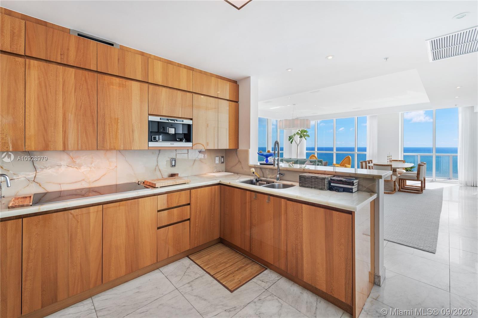 CONTINUUM ON SOUTH BEACH - Residential
