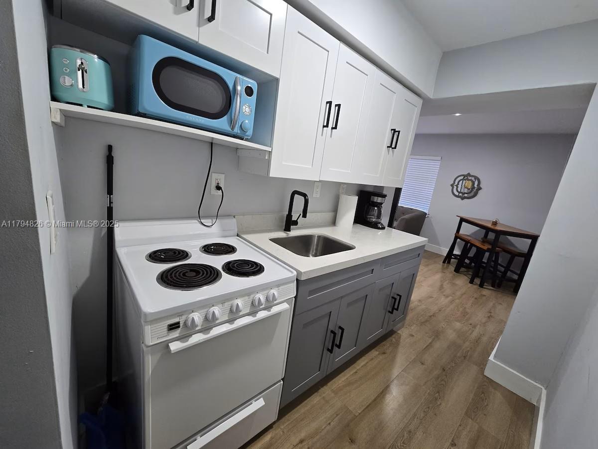 Fully furnished 2BR/1BA in the heart of Miami—ideal for short-term corporate stays. Just 10–15 min from Brickell, Downtown, Wynwood & Miami Beach. Fast Wi-Fi, equipped kitchen, water included, assigned parking + guest spaces. Near the river & Kiki’s. Minutes from major hospitals—perfect for healthcare, military, or business travelers. Minimum stay 7 days. Weekly, monthly, 3, 6, or 12-month rates available.