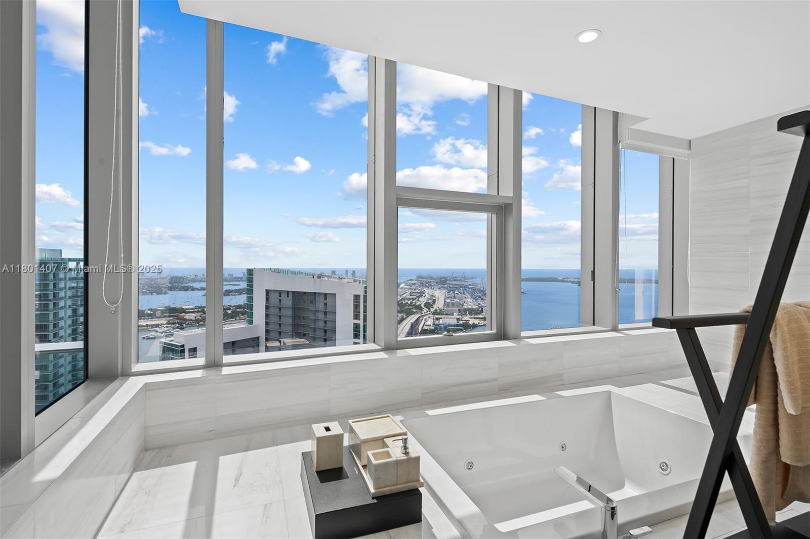 PARAMOUNT MIAMI WORLDCENT - Residential