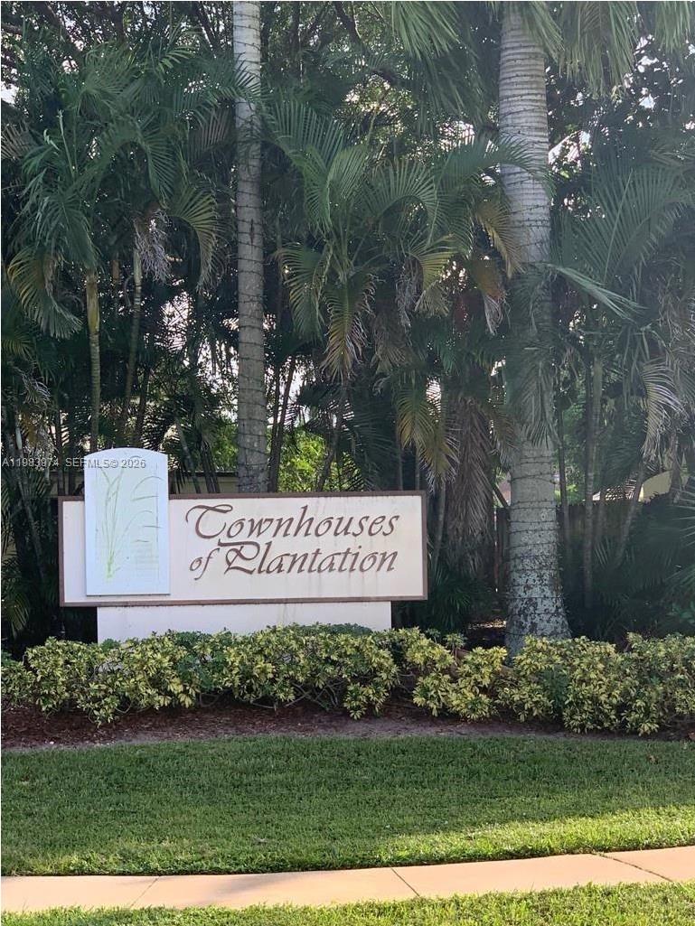 Beautiful 1 Bedroom apartment located on the safe neighborhood of Plantation. Lots of natural light, one assigned parking spot, and guest parking as well. Stainless steel appliances including dishwasher and microwave. the bathroom has been redone, ceramic tile thru-out, large room with walking closet. 
 Conveniently located near major highways, shopping centers, restaurants, and schools, with easy access to Broward Blvd, University Dr, Turnpike and I-595. Call now won't last.
Low Association fee $380.57. No rental restrictions. Corporate buyers OK. Can be rented immediately.
