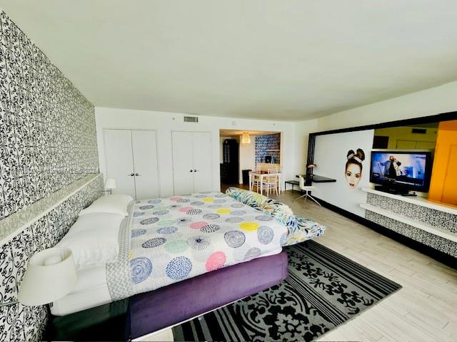 Beautiful studio unit in the heart of SOBE.
Direct bay view.
Spacious and bright.
Central A/C.
This condo hotel offers amazing amenities, such as a pool directly on the bay, restaurant, bar with pool service, cabanas, gym, spa, valet parking.
The unit is NOT in the condo hotel program and can be rented daily legally.
A MUST SEE!