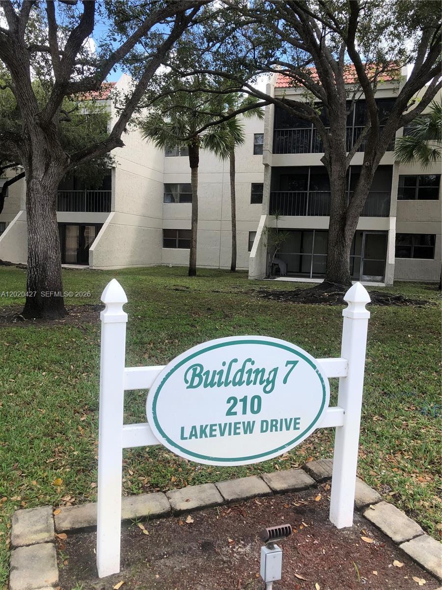 BUILDING SEVEN OF RACQUET - Residential
