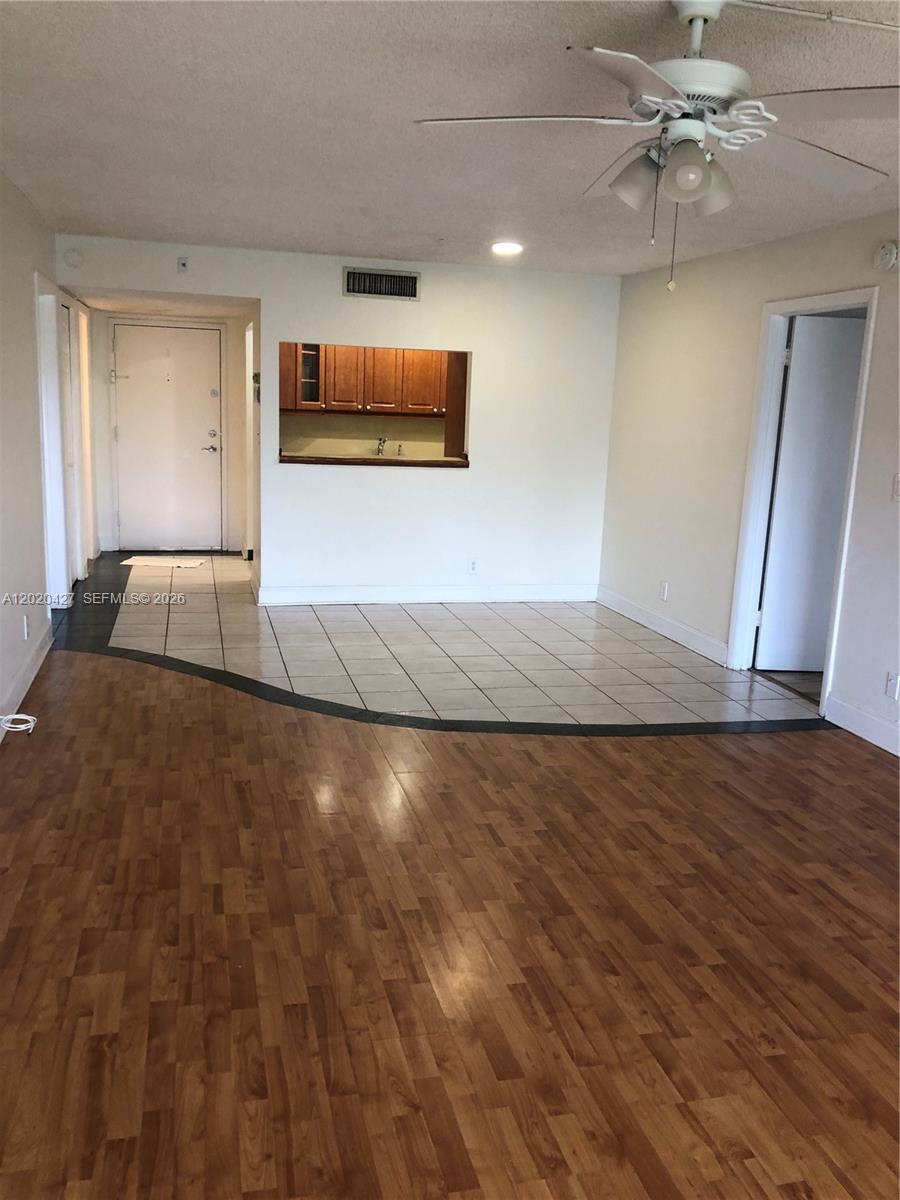 BUILDING SEVEN OF RACQUET - Residential
