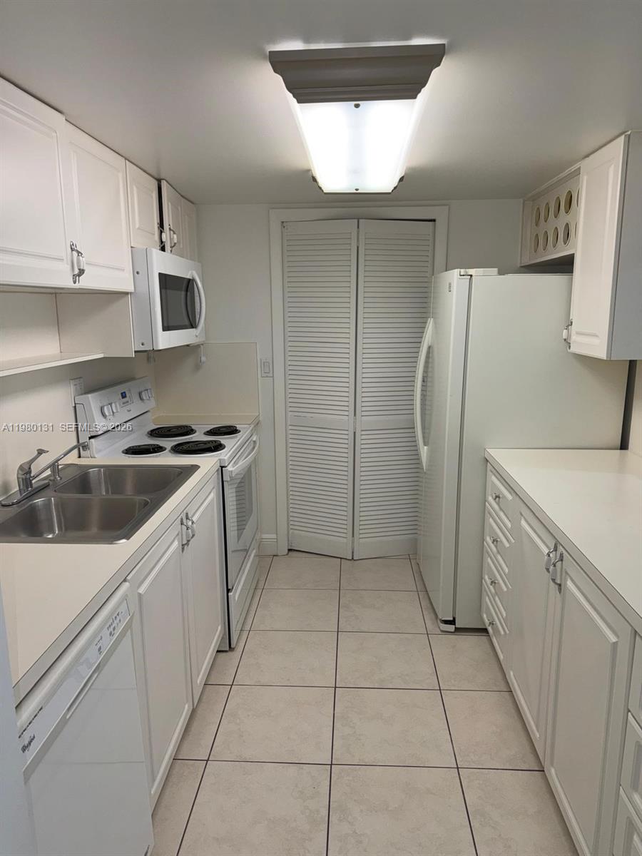 BUILDING THREE OF RACQUET - Residential